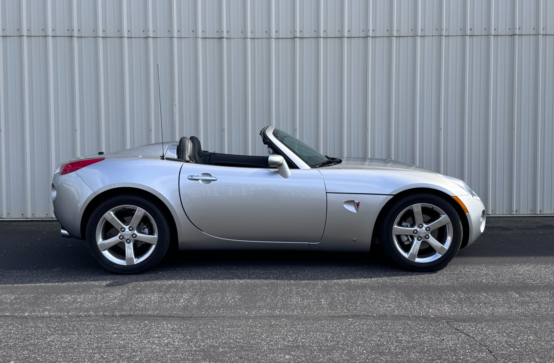 Cool 2006 Pontiac Solstice Roadster Convertible Rear-Wheel Drive 5-Speed Automatic
